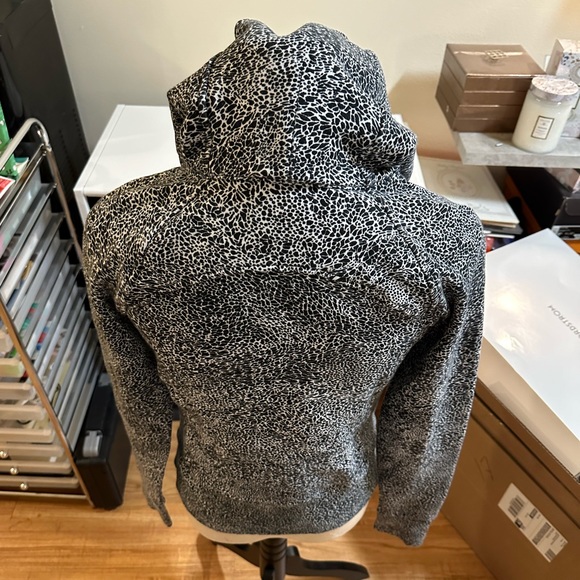 Lululemon jacket like new - Picture 5 of 5